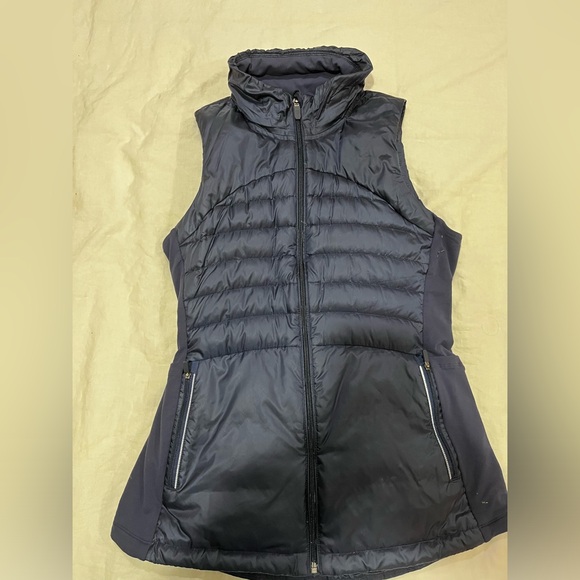 Lululemon Down for a Run Inkwell Navy vest. 800 filled power goose down. Size 8 - Picture 2 of 5